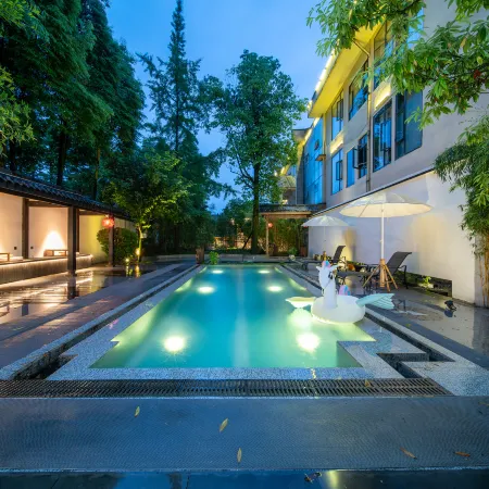 Linran Spring Holiday Hotel near The PandaVally