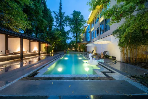 Linran Spring Holiday Hotel near The PandaVally - Rooftop Pools
