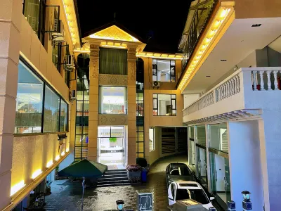 玉龍石鼓鎮平安壹嘉商務飯店 老君山國家地質公園-針闊混交林附近的飯店