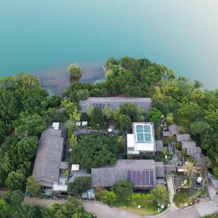 Qionghai Xibo Crane Shadow Hotel