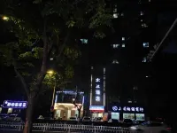 木及飯店（勤業地鐵站店） 钟楼区附近的飯店