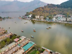 Prince of Kashmir Luxury Houseboat