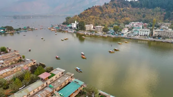 Prince of Kashmir Luxury Houseboat