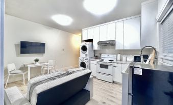 Sweet Home-Separate Entry-Near YVR Airport & Skytrain & Costco