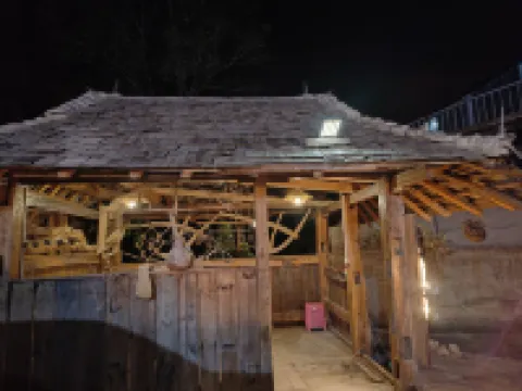 Bianmai Chinese Inn (Jingmai Mountain King Bee Tree)