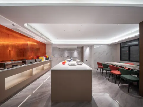 Shukasa Hotel (Yiwu Wanda Plaza Branch) Отели рядом с достопримечательностью «Qiyi Agriculture Ecological Garden»