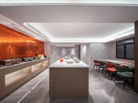 Shukasa Hotel (Yiwu Wanda Plaza Branch) Отели рядом с достопримечательностью «Qiyi Agriculture Ecological Garden»