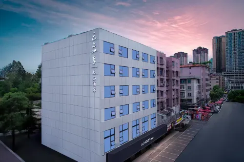 Yunshang Siji Shangpin Hotel (Liupanshui Wanda Plaza High-speed Railway Station Branch) - parking