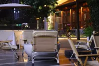 MEEAN Coffee Hotel - parking