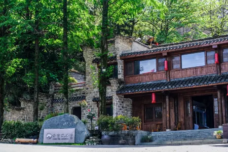 Wu dang shan zi Xiao restaurant Отели рядом с достопримечательностью «Langmei Temple»