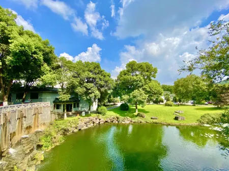 Biyuyuan Hotel Отели рядом с достопримечательностью «the First Spring Under Heaven»
