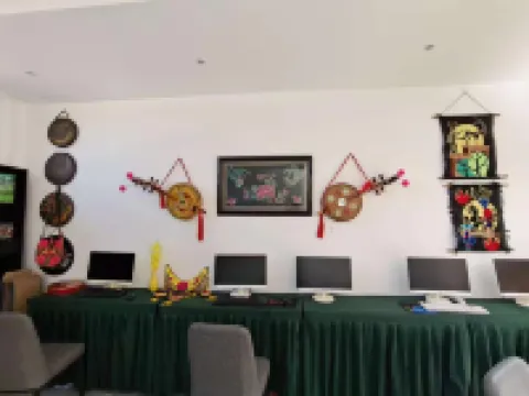 Shuangbai Luoshenghu Banshan Hotel