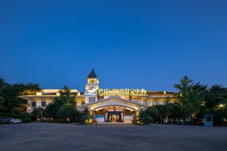 Country Garden Phoenix Hot Spring Center Soup Kitchen Отели рядом с достопримечательностью «Taiyi Statue of God»