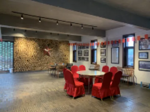 Qinyuan old locust tree home stay