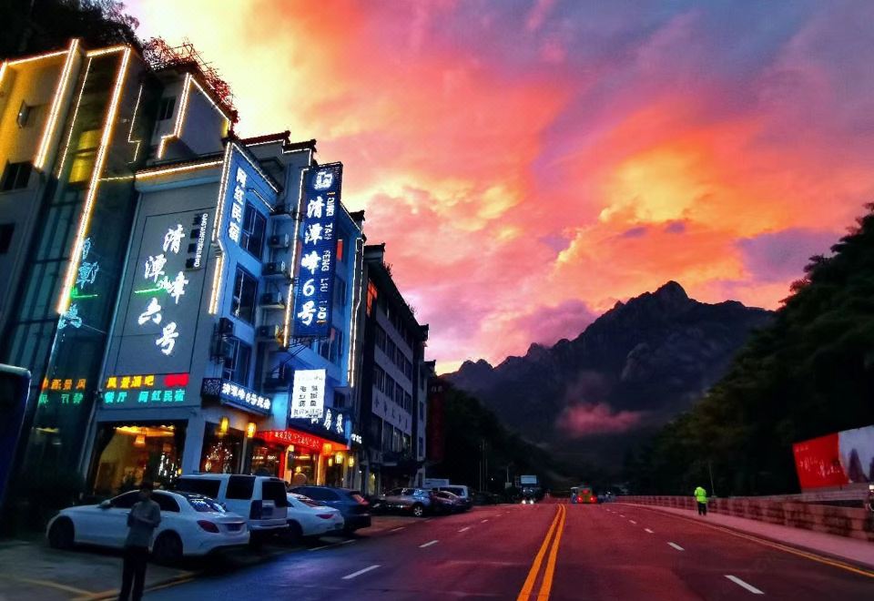 Huangshan Qingtan Peak No. 6 Theme Bed and Breakfast