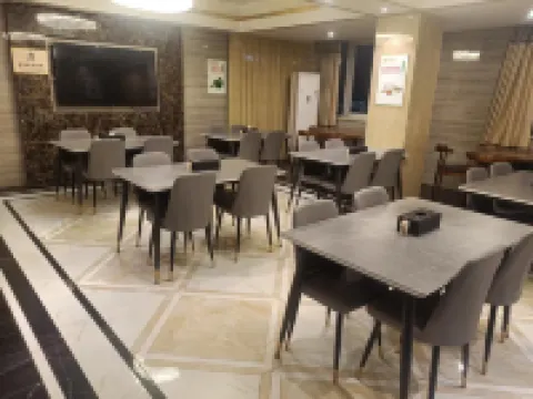 바이메이 호텔 (마오밍 고속철도역 북광장)