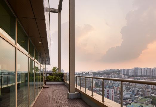 맹그로브 신설 현대적인 복도와 셀프 서비스 키오스크