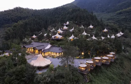 Clouds and Terraces return to the wild sea of clouds camp Отели рядом с достопримечательностью «Fenghuangshan Forest Park»