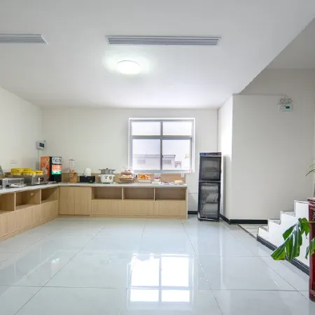 White Swan Hotel (Weihui City Government Store)