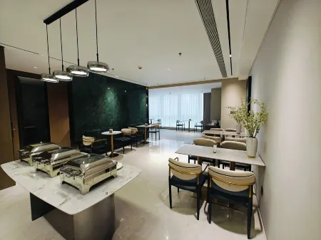ALLIA Platinum Crystal Hotel (Chongqing Guanyinqiao Pedestrian Street Branch) Отели рядом с достопримечательностью «Hong'en Temple Forest Park»