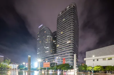 Bairan Private Hot Spring Smart Cinema Design Hotel (Xingyi Jushan Square Huijin Center) Hotels near Min Garden