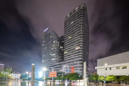 Bairan Private Hot Spring Smart Cinema Design Hotel (Xingyi Jushan Square Huijin Center) Отели рядом с достопримечательностью «Xingyi Normal University for Nationalities West Campus»