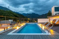 Mountain Retreat · Rural Luxury Homestay (Huangshan Scenic Area Branch)