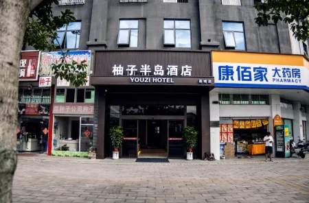 Yuzi Peninsula Hotel (Liancheng Sijiaojing Cultural Square) Отели рядом с достопримечательностью «Jiulong Lake (Jiulong Cave Cluster)»