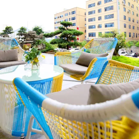 H Hotels (Xingyi Jichang Avenue)