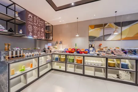 Homeinn Selected Hotel (Nanjing Longwan Tianjie Zhushan Road Subway Station) Отели рядом с достопримечательностью «Communication University of China, Nanjing»