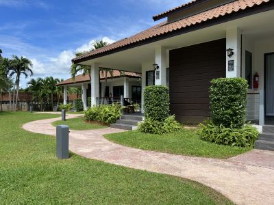 庭 カタラッキー ヴィラ&プールアクセス プーケットの写真