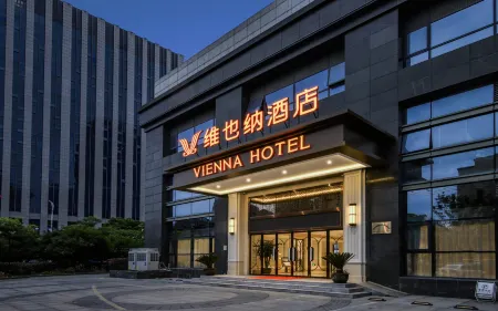 Vienna Hotel (Zhuji Station Baolong Plaza)