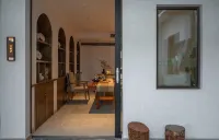 Panoramic View of Snow Mountain in Shanye Rizhao Jinshan (Lijiang Ancient City Branch)