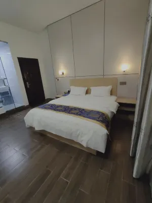 Napo Yiju Business Hotel - Parking
