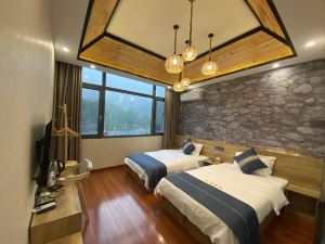 Huoshan Canyon Inn (Liuwanqingxia Scenic Area)