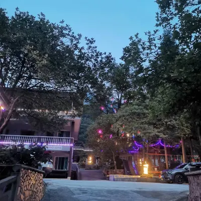 Hongkou Bubugao Hotel Hotels near Luojia Millstone