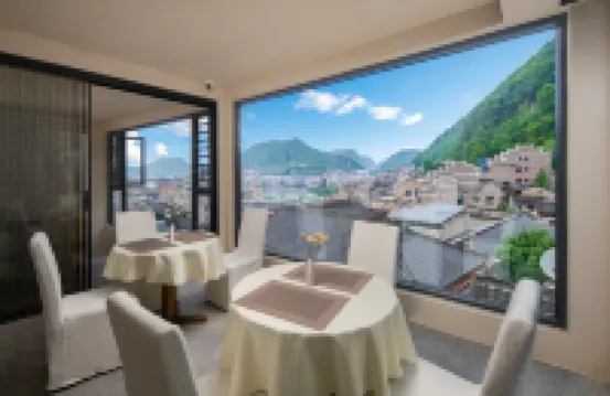 Shanheshi 360° Panoramic Skyview Guesthouse (Zhenyuan Ancient Town)