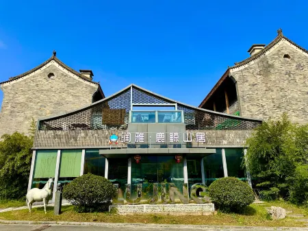 Meixian runya Deer and Whale Mountain Residence Отели рядом с достопримечательностью «Eye of Mount Taibai»