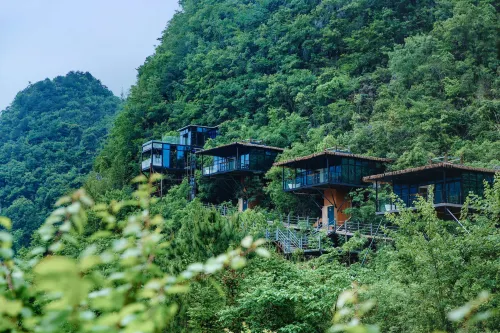 Between Clouds and Mud · Tribe of Life（Xiaoqikong Scenic Area West Gate） - ที่มีบาร์