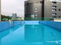 Country Inn & Suites Wuyuan Xiangao Ancient City High-speed Railway Station - สระว่ายน้ำบนดาดฟ้า