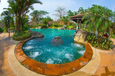 Golden Pine Resort and Spa Отели рядом с достопримечательностью «Mea Fah Luang University»