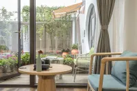 Floral Lux Hotel · living in another courtyard (Lijiang ancient city light luxury store) Hotels in Lijiang
