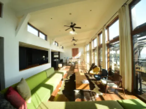 naked Stables Resort Hoteles en Deqing