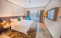 Yishang PLUS Hotel (Xiangyang Station Minfa Commercial Plaza Branch) - Pools