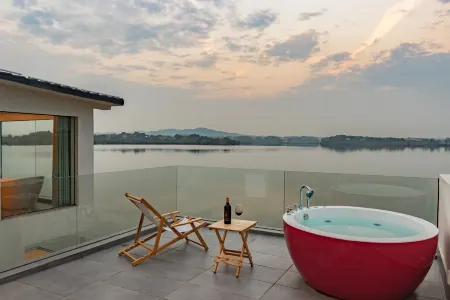 Chiqi Guanhu Language Отели в г. Цичунь