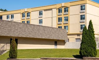 Baymont by Wyndham White Plains - Elmsford