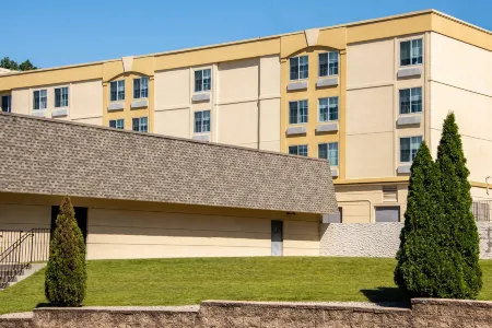 Baymont by Wyndham White Plains - Elmsford Отели в г. Территаун