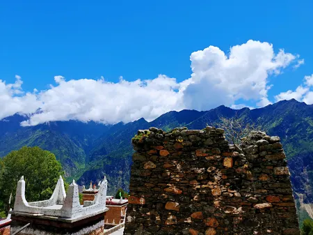 Heshi Inn in the Mountains