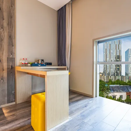 Weilan Xinshe Hotel (Shilaoren Beach Miaoling Road Subway Station)