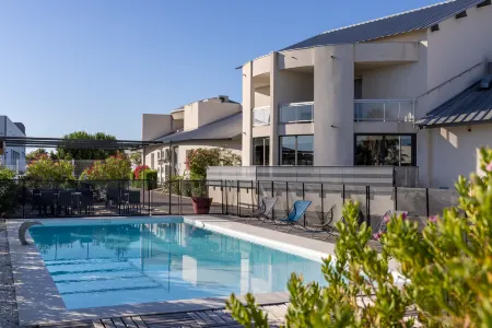 The Originals City, Hôtel les Dômes, Perpignan Sud Saleilles Отели рядом с достопримечательностью «L'Acropole»